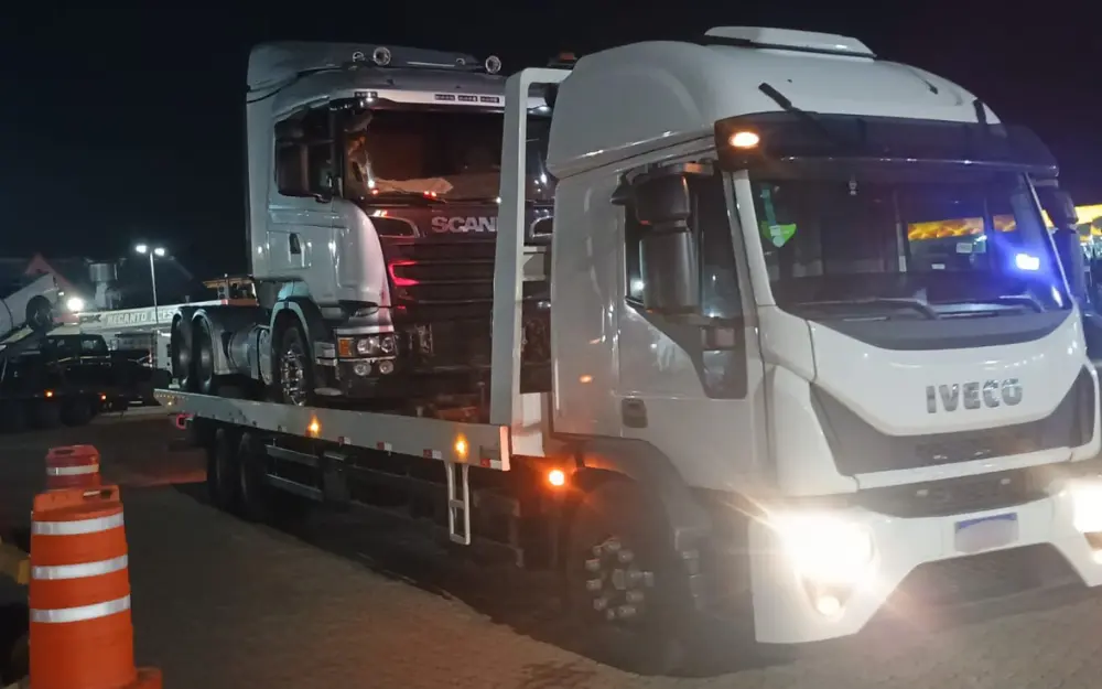 Guincho de caminhão à noite - Guincho 24 horas - Guinchos Adauri